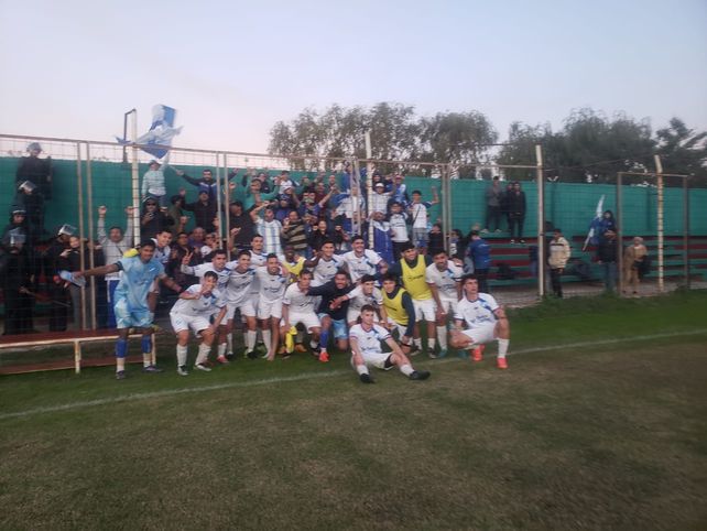 Festejo albo. El plantel de Argentino junto a sus hinchas festejaron el importante triunfo en Villa Gobernador Gálvez.&nbsp;