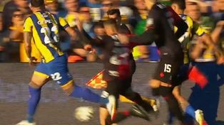 Noguera va con todo sobre Veliz y se gana la primera amarilla del clásico.
