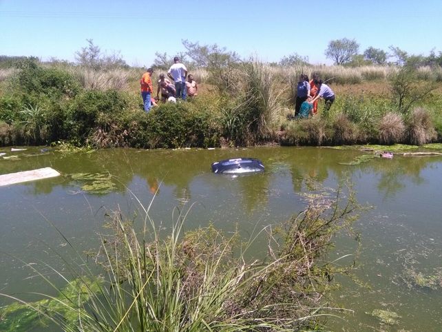 Un auto cayó a una cava y quedó visible solamente el baúl