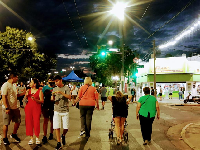Los comercios estuvieron abiertos casi hasta la medianoche. 