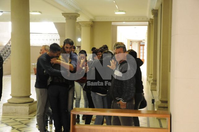 Dolor. Familiares y amigos de Jésica Ronsoni en el hall de tribunales tras el dictamen del juez.&nbsp;