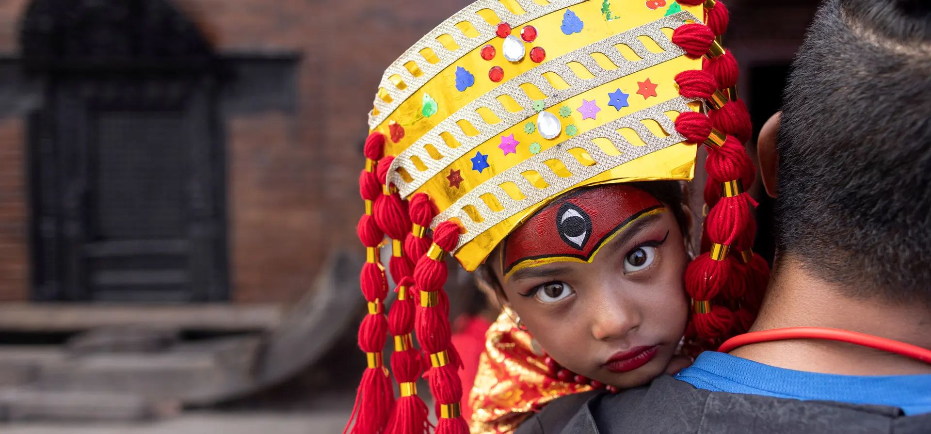 Katmandú, Nepal. Un niño con vestimenta tradicional participa en Kany Pj, una ceremonia de adoración masiva para niñas preadolescentes. Fotografía: Narendra Shrestha/EPA Katmandú, Nepal. Un niño con vestimenta tradicional participa en Kany Pj, una ceremonia de adoración masiva para niñas preadolescentes. Fotografía: Narendra Shrestha/EPA