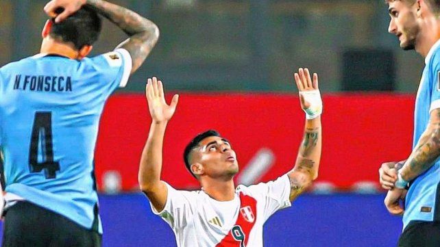 Perú venció a Uruguay en el final.