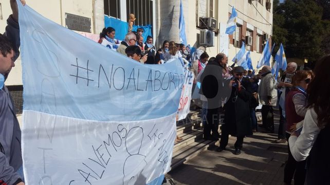 Manifestación provida en apoyo a profesionales de la salud frente al hospital Iturraspe