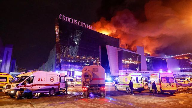 Kremlin dijo que hay 11 detenidos por el atentado en Crocus City Hall en Moscú. Hay más 140 heridos. ISIS se atribuyó el atentado pero Rusia apunta a Ucrania.