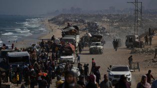 Pobladores huyen hacia el sur de la Franja de Gaza.