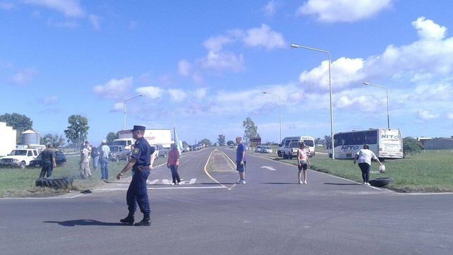 Cortaron ruta 12 para exigir mejoras en el camino que une Curtiembre y Cerrito