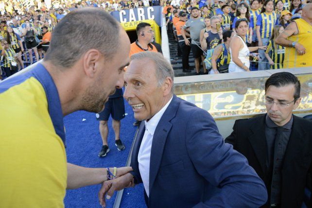Russo y Lequi se saludan en el Central-San Lorenzo en el Gigante. Dos de los DT que tuvo el Canalla.