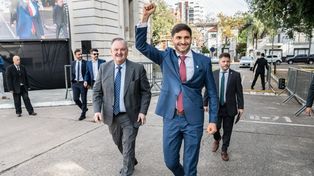 Maximiliano Pullaro llegó el jueves a la Asamblea Legislativa flanqueado por el senador provincial Felipe Michlig (jefe de la UCR) y Juan Cruz Cándido, secretario General de la Gobernación.