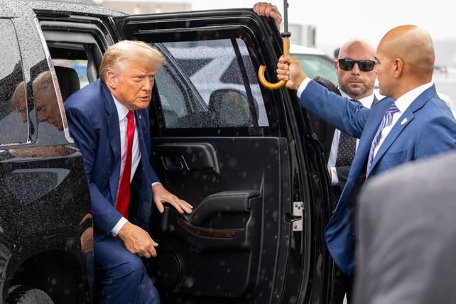 El ex presidente llega al aeropuerto de Washington el jueves tras comparecer ante la jueza Moxila. Upadhyaya..