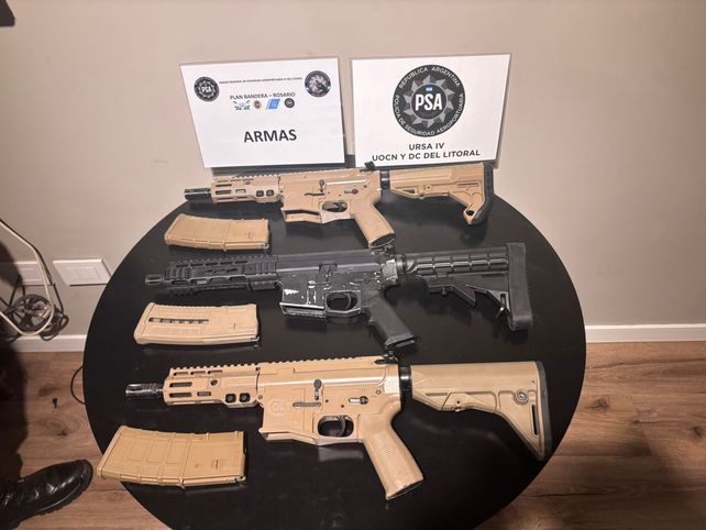 La PSA secuestró tres carabinas Colt M4 el 10 de junio de 2025 durante un allanamiento en Rodríguez al 1000.