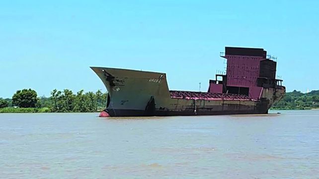 La increíble historia del barco fantasma que está a la deriva por el río Paraná