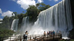 Las cataratas del Iguazú en busca de batir un nuevo récord de turistas a fin de año