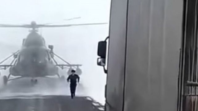 Aterrizó su helicóptero militar para preguntar una dirección