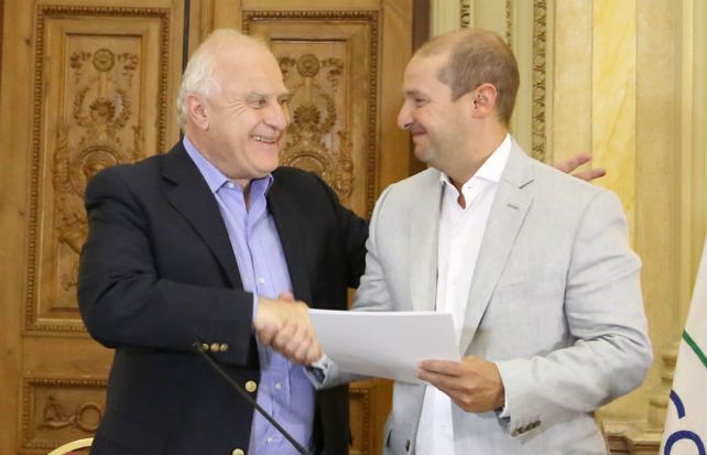 El gobernador le entrega el aporte a Daniel Martínez