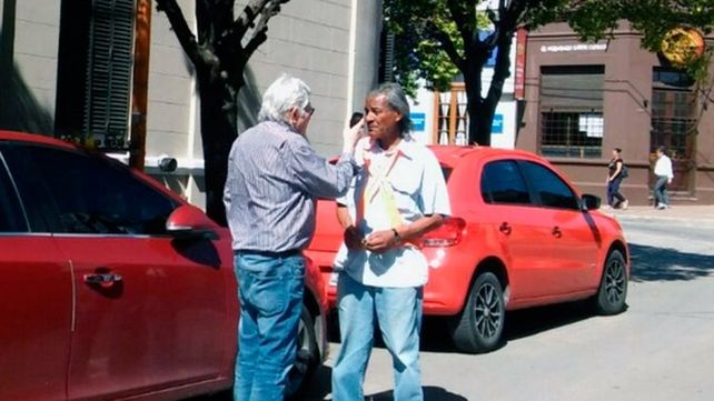 Le donaron una campera, encontró dinero en el bolsillo y lo devolvió