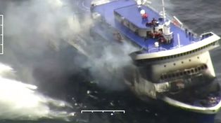Se incendió un ferry repleto de pasajeros en el canal de Otranto: un muerto