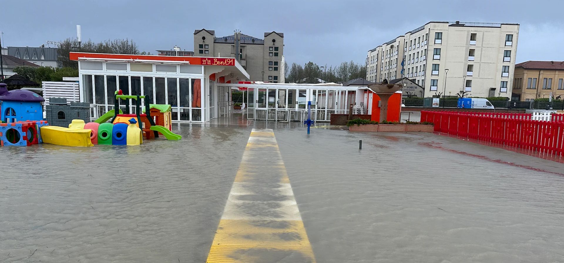 Las lluvias excepcionales registradas el miércoles en una región del norte de Italia afectada por la sequía desbordaron los ríos, causando la muerte de al menos ocho personas.