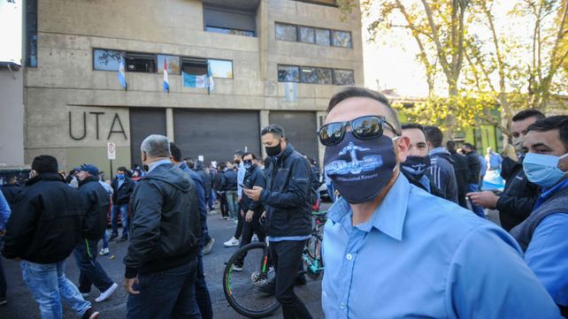 Cientos de choferes se concentran en 27 de Febrero y&nbsp; Maipú. (Foto: Celina Mutti Lovera)