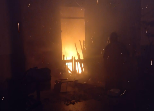 Incendio en edificio de Sarmiento y Mendoza. El fuego se declaró en el dormitorio de una pensión. 