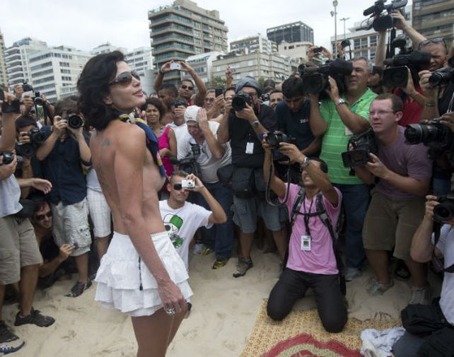 Para llorar. Apenas cuatro de las 8.000 “militantes” desnudistas se animaron a cumplir su promesa.
