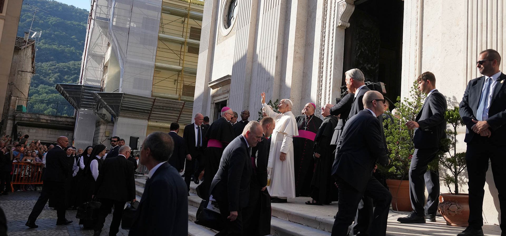 El papa León XIV saluda a su llegada al Santuario Basílica de la Madre del Buen Consejo en Genazzano, en el centro de Italia, el lunes 7 de septiembre de 2026. (Foto AP/Andrew Medichini) El papa León XIV saluda a su llegada al Santuario Basílica de la Madre del Buen Consejo en Genazzano, en el centro de Italia, el lunes 7 de septiembre de 2026. (Foto AP/Andrew Medichini)