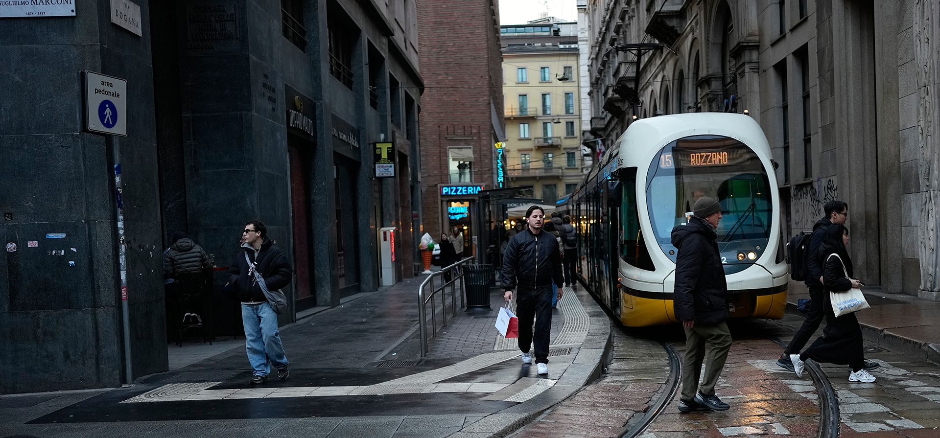 La gente cruza la calle frente al tranvía en Milán, Italia, el lunes 9 de febrero de 2026. (Foto AP/Christophe Ena) La gente cruza la calle frente al tranvía en Milán, Italia, el lunes 9 de febrero de 2026. (Foto AP/Christophe Ena)