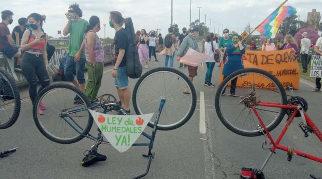 Los manifestantes se concentraron en el acceso al puente a Victoria.
