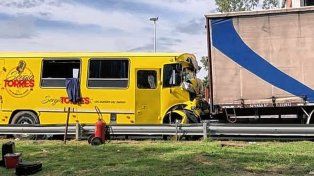 El colectivo de la banda de Sergio Torres tras el choque sufrido a la altura del peaje Zárate - Brazo Largo.