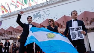 “Chino” Darín, su madre Florencia Bas, y Ricardo Darín en la alfombra roja del festival italiano.