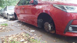 El auto amaneció sin sus cuatro ruedas
