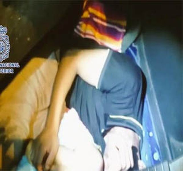 La policía española detectó que en el habitáculo de la rueda de repuesto viajaba un hombre de nacionalidad marroquí y mayor de edad.