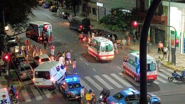 El auto pasó en rojo y atropelló a una mujer y su hijo