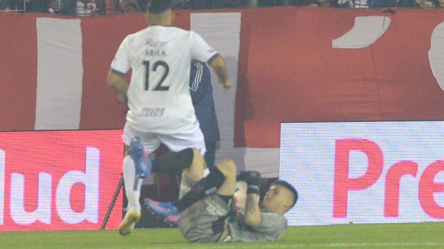Mía. Lautaro Morales abraza la pelota ante la arremetida del jugador más peligroso rival