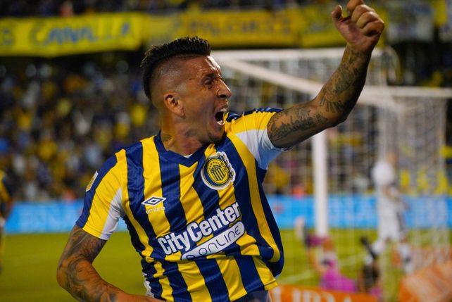 Damián Martínez viene de convertir de cabeza en el partido ante Gimnasia, en el Gigante.