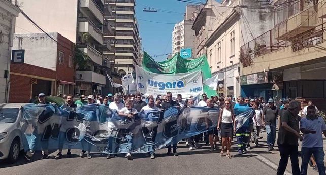 Algunos sindicatos rosarinos concentraron y marcharon desde Pellegrini y Corrientes rumbo al Monumento.