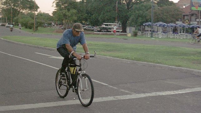 El Lole en plena bicleteada por las calles de Santa Fe en una fotografía tomada en febrero de 2003.&nbsp; 