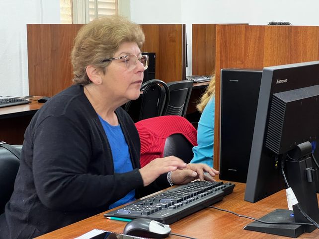 Personas mayores participan de los talleres de ‘Mayores Conectados’ de Banco Santa Fe.