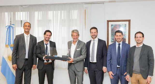 La plana mayor de Mercedes-Benz hizo el anuncio en el Ministerio de Economía de la Nación.