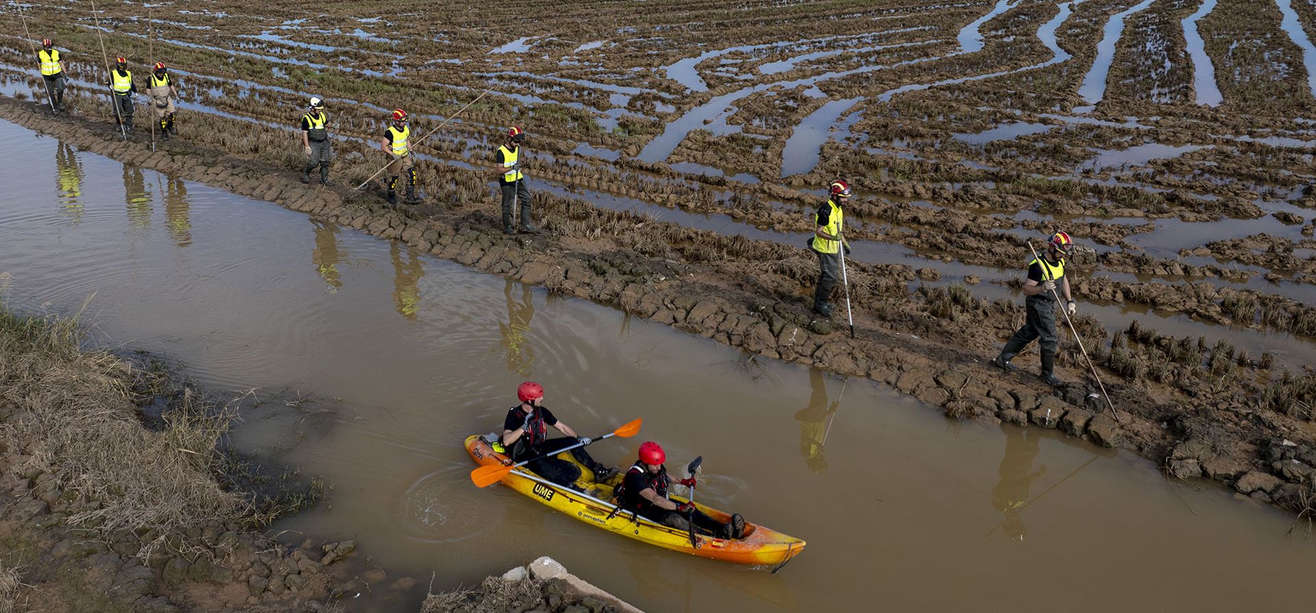 Miembros del V batallón de la Unidad Militar de Emergencias (UME) buscan cadáveres arrastrados por las inundaciones en las afueras de Valencia, España, el viernes 8 de noviembre de 2024. (Foto AP/Emilio Morenatti) Miembros del V batallón de la Unidad Militar de Emergencias (UME) buscan cadáveres arrastrados por las inundaciones en las afueras de Valencia, España, el viernes 8 de noviembre de 2024. (Foto AP/Emilio Morenatti)