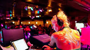 Música para abrazarse y sentir con la dj de tango rosarina que vive en Berlín