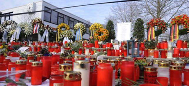 Una multitud despidi&oacute; a las v&iacute;ctimas de la masacre de Winnenden