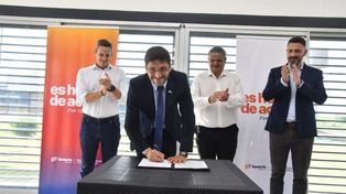 El gobernadoe, Maximiliano Pullaro encabezó, junto al ministro de Ambiente, Emilio Estévez, la firma del convenio con los representantes de las localidades comprendidas en el Girsu Zona Sur.