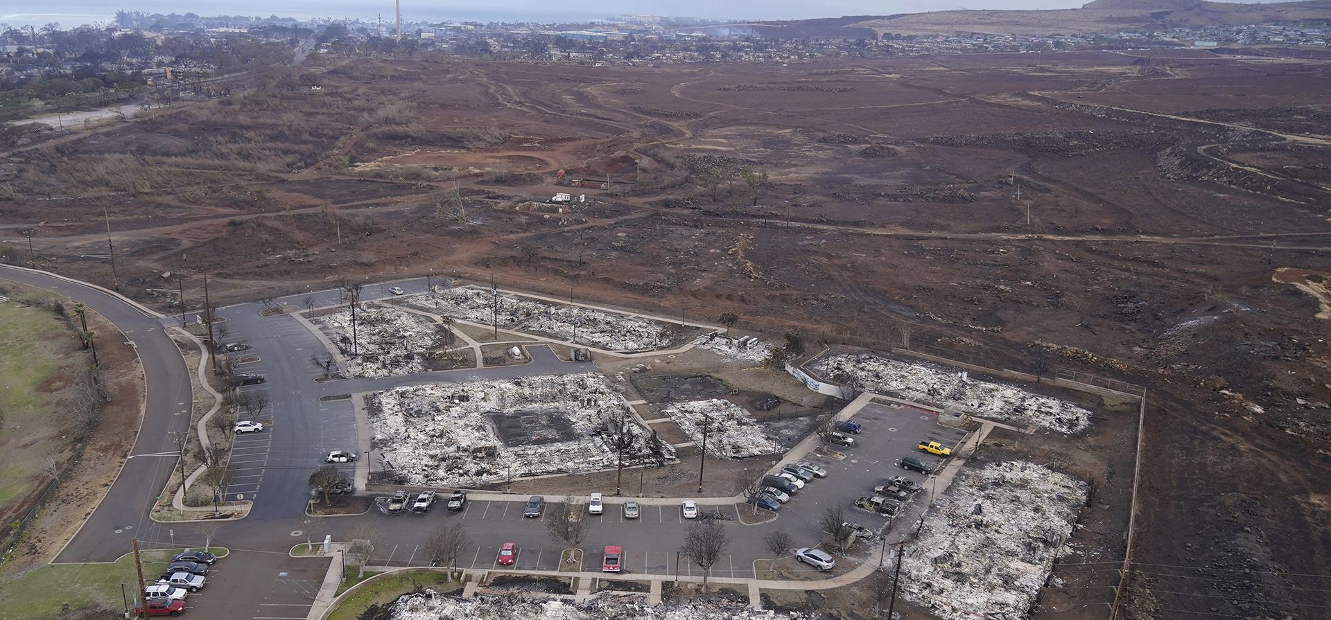 Una vista general muestra las secuelas de un incendio forestal en Lahaina, Hawái, el jueves 17 de agosto de 2023. El gobernador de Hawái prometió proteger a los terratenientes locales de ser Una vista general muestra las secuelas de un incendio forestal en Lahaina, Hawái, el jueves 17 de agosto de 2023. El gobernador de Hawái prometió proteger a los terratenientes locales de ser