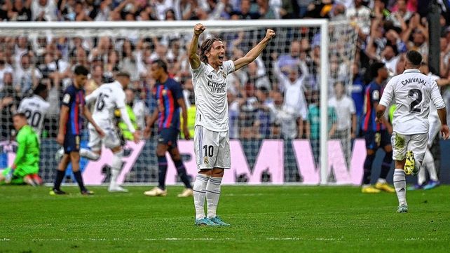 Real Madrid superó 3-1 a Barcelona en el Clásico y quedó como único puntero en España.