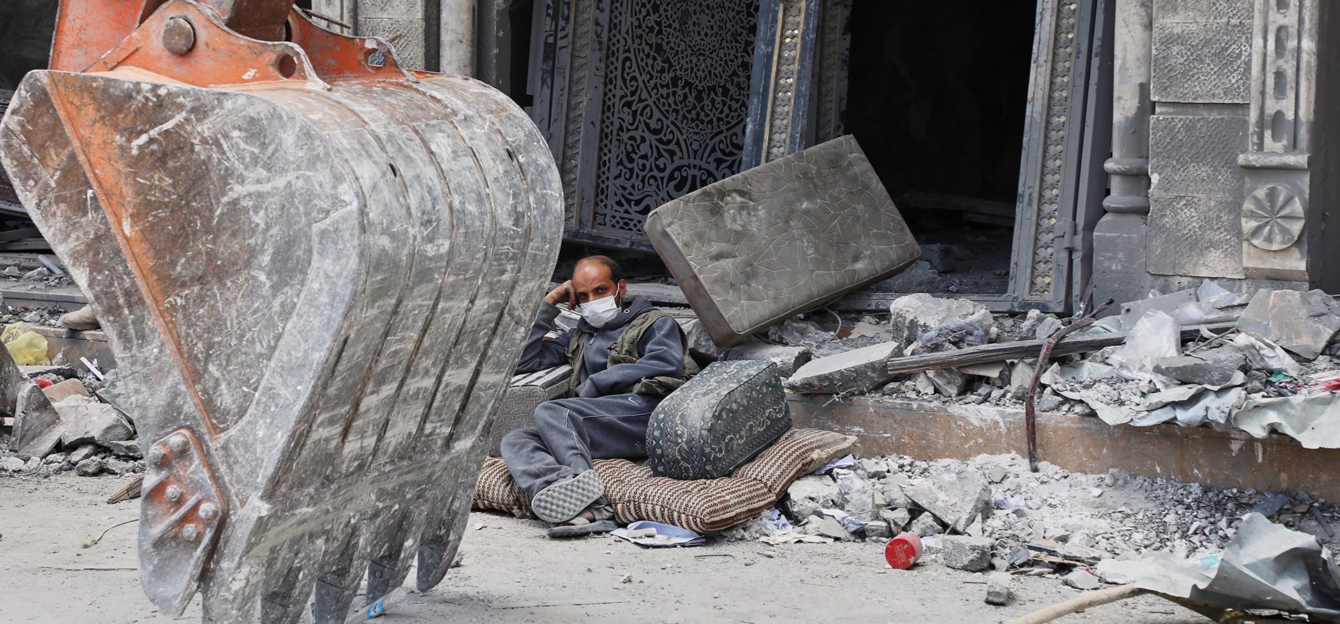 Un hombre descansa sobre los escombros de su casa dañada tras los ataques aéreos israelíes en Saná, Yemen, el viernes 26 de septiembre de 2025. (Foto AP) Un hombre descansa sobre los escombros de su casa dañada tras los ataques aéreos israelíes en Saná, Yemen, el viernes 26 de septiembre de 2025. (Foto AP)