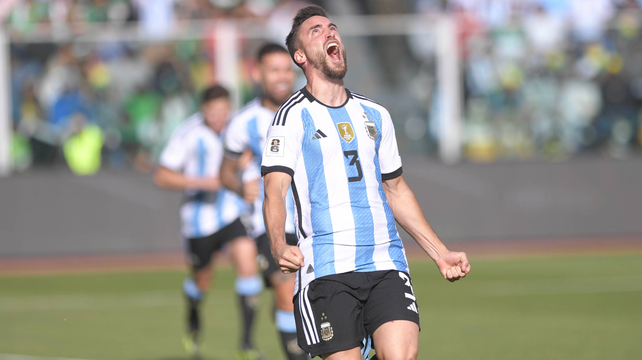 Nicolás Tagliaficco celebra eufórico su gol con el hombro. Fue la segunda conquista de la selección argentina.