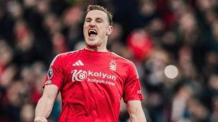 Nottingham aplastó al Brighton y sigue en la pelea por el título en la Premier League