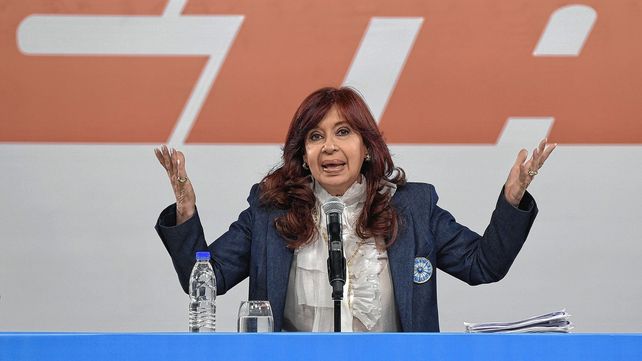 Cristina pidió que el Estado retome el control de los planes sociales