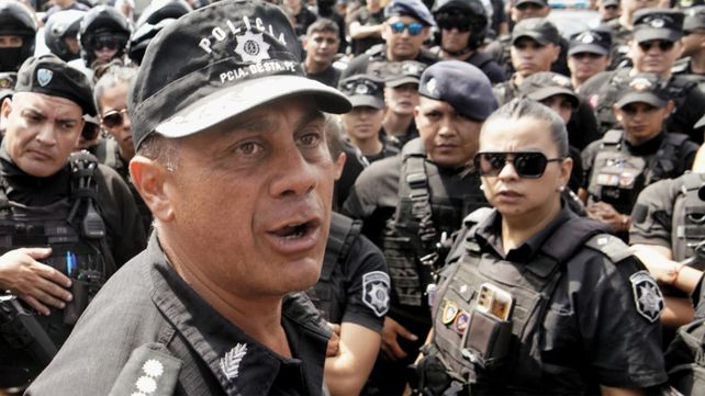 El jefe de Policía provincial encaró a los manifestantes y recibió todo tipo de insultos